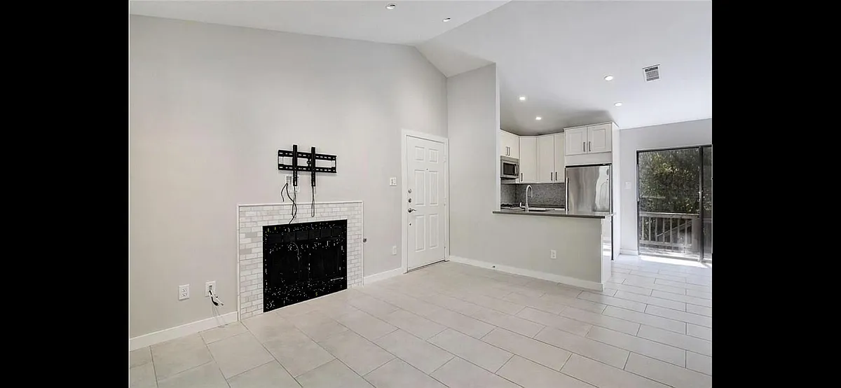 Living room with fireplace. - 4305 Bonnell Vista Cv #1