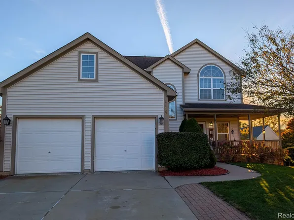 2714 Birchwood Dr, Howell, MI 48855