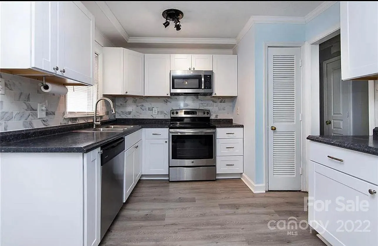 3 bed, 1020 sqft, $2,200 — Photo 3