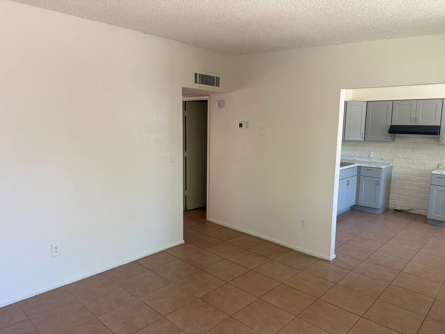 2 bed, 750 sqft, $900 — Photo 2