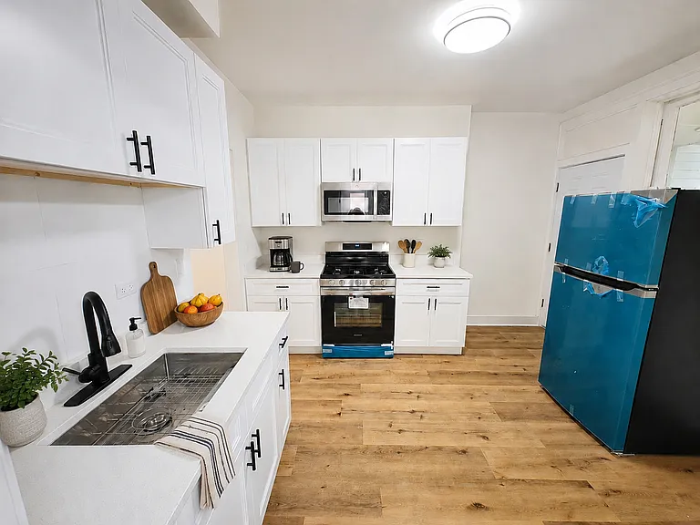 6807 S Artesian Ave #1 — Photo 2