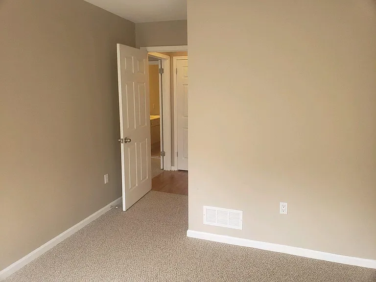 102 Middlebury Dr — Photo 12