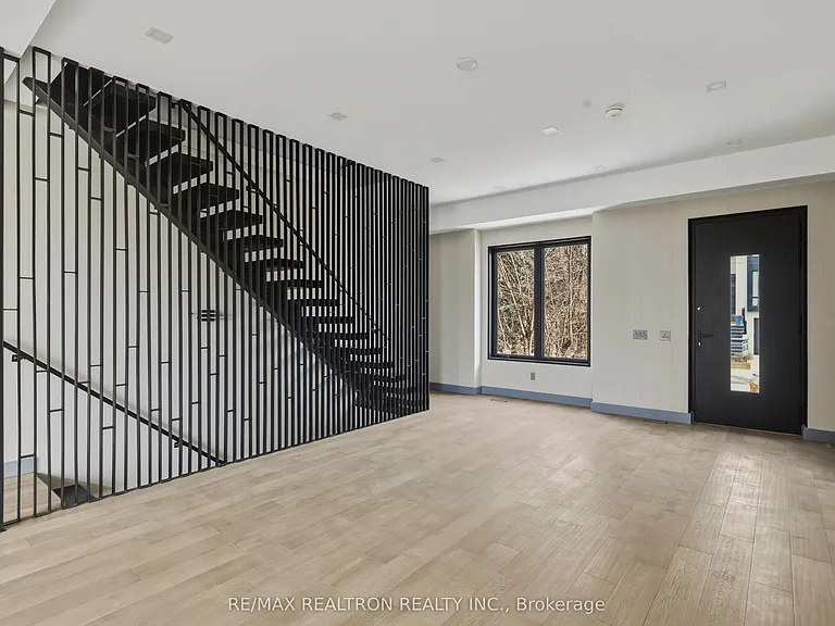 1002 Spadina Rd — Photo 18