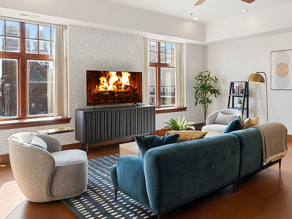 1 block to capital. Walkable to restaurants, bars, coffee and all the amenities of downtown. Just a 2 minute drive to Memorial.