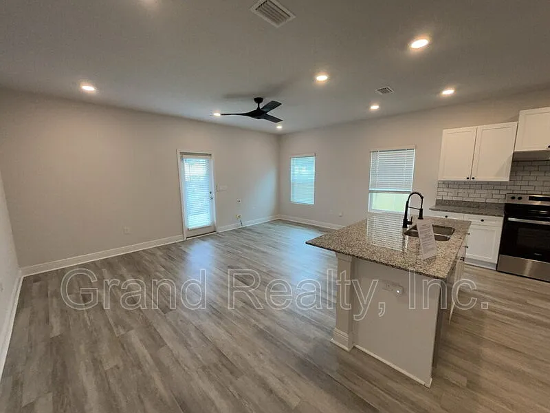 3 bed, 2.5 bath, 1497 sqft, $2,000 — Photo 3