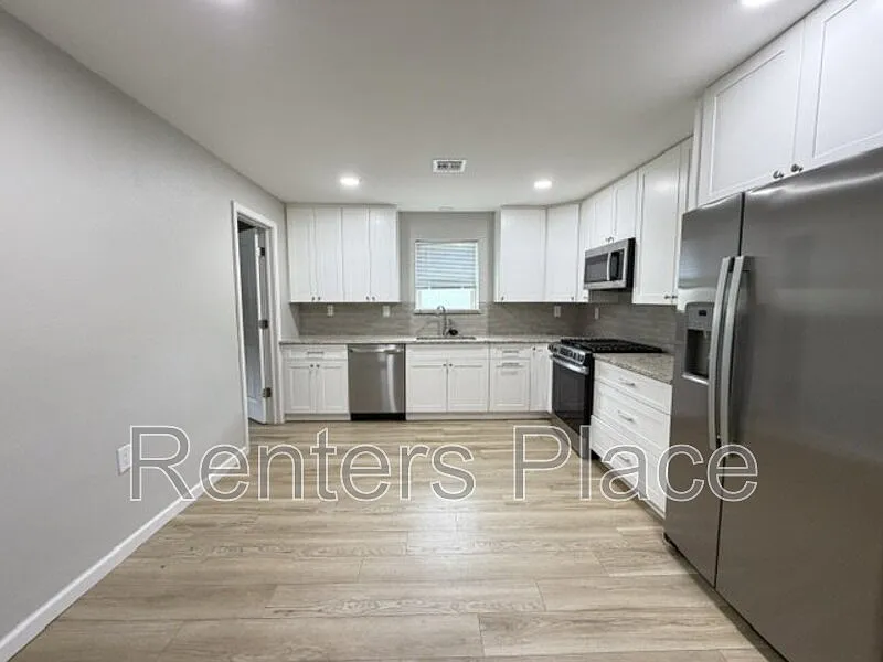 3 bed, 2.0 bath, 1600 sqft, $1,895 — Photo 2