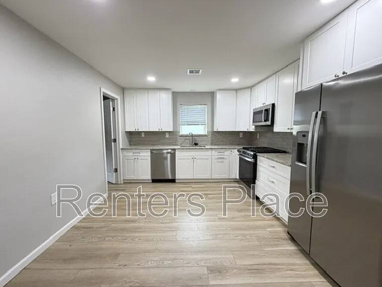 711 N Main St — Photo 2