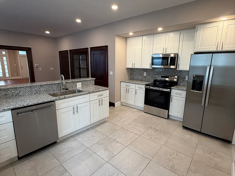 507 E Washington Ln — Photo 9