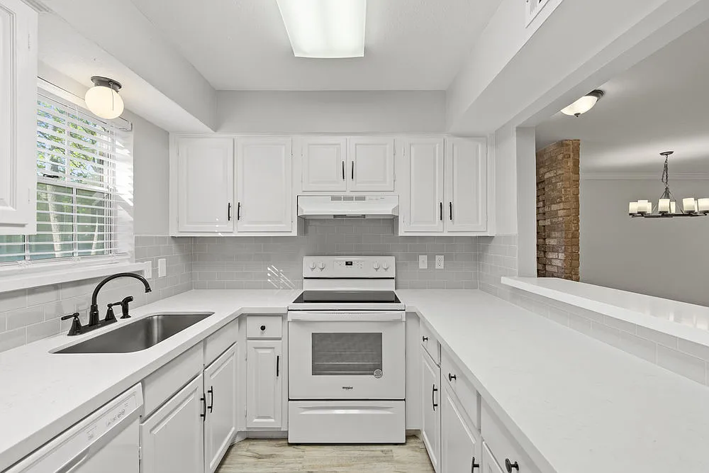Updated Georgetown Condo Near City Centre — Photo 4