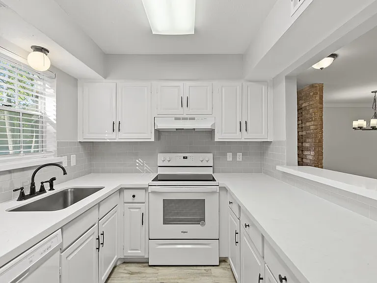 13010 Trail Hollow Dr — Photo 4