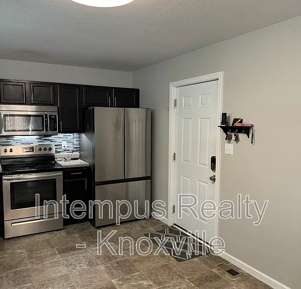 2419 E Glenwood Ave — Photo 11
