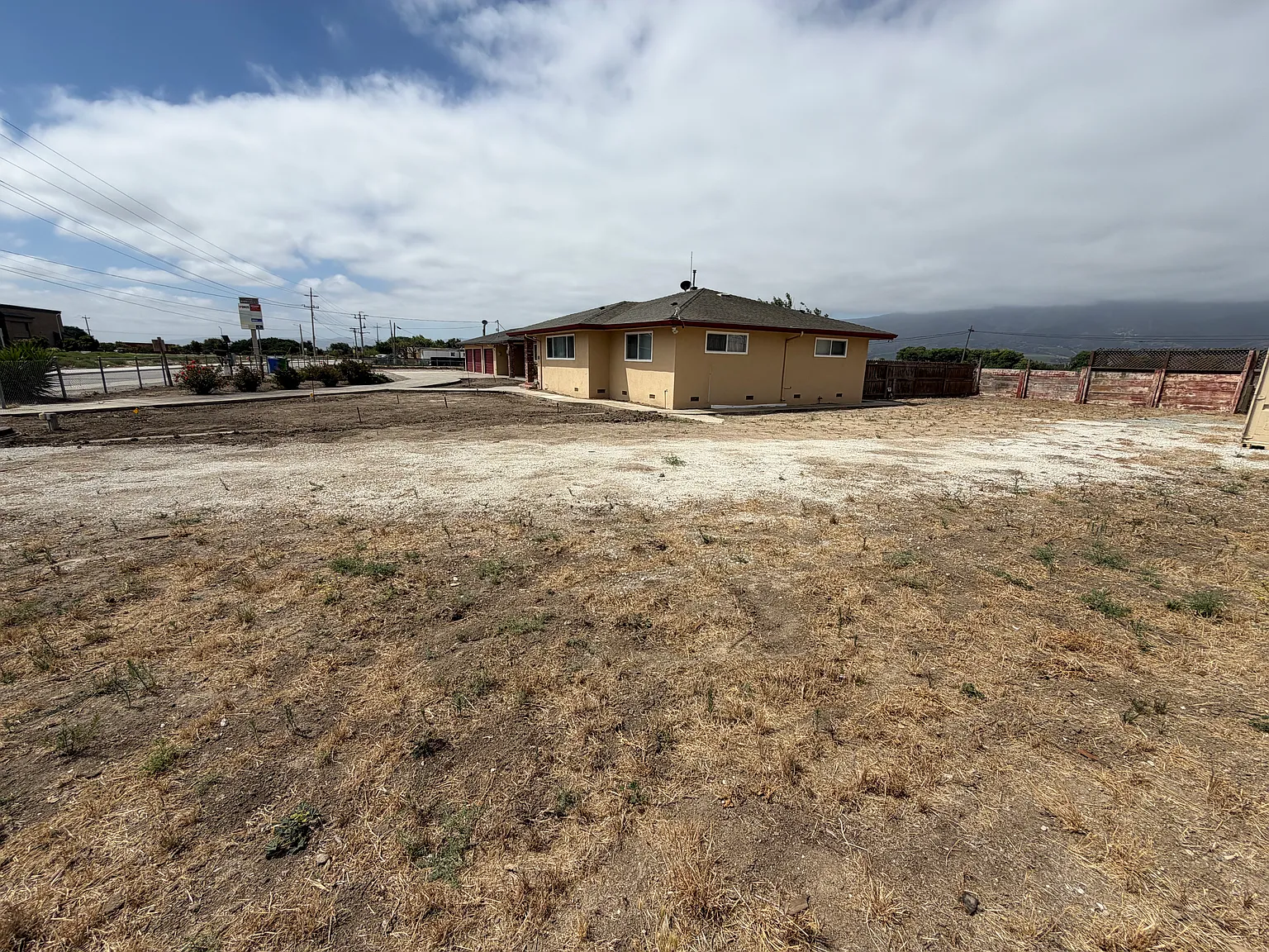 6 bed, 2.5 bath, 2600 sqft, $5,200 — Photo 4