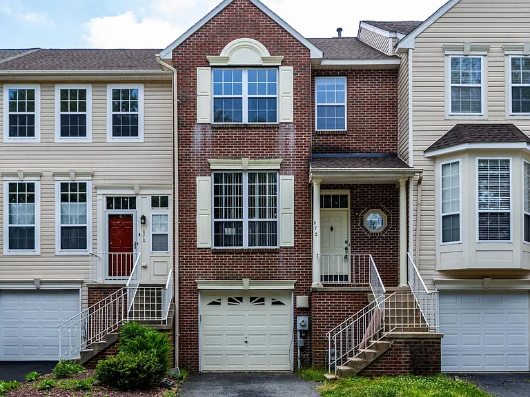 872 N Waterford Ln — Photo 1
