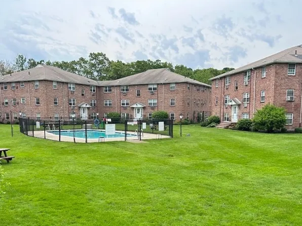 12 Colonial Village Dr APT 4, Arlington, MA 02474