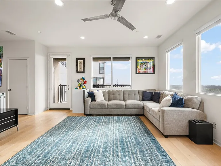 1068 Hampton Dr — Photo 16