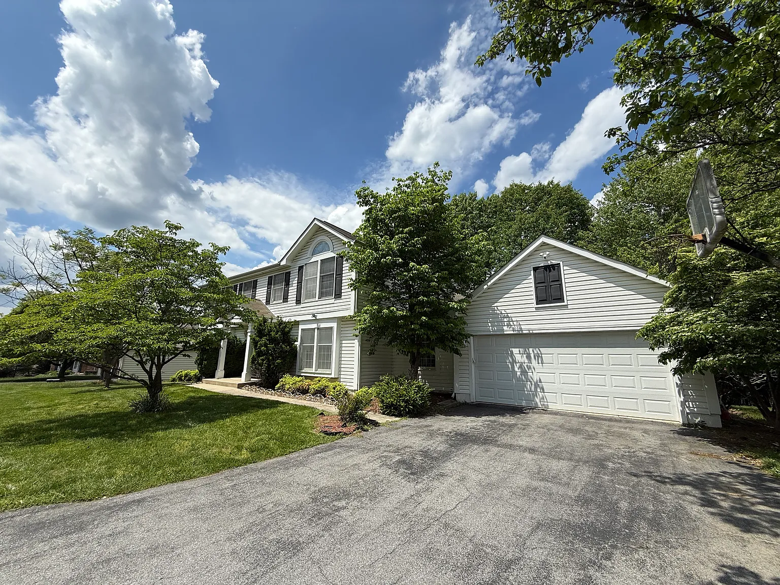 4 bed, 3.5 bath, 3928 sqft, $5,150 — Photo 2
