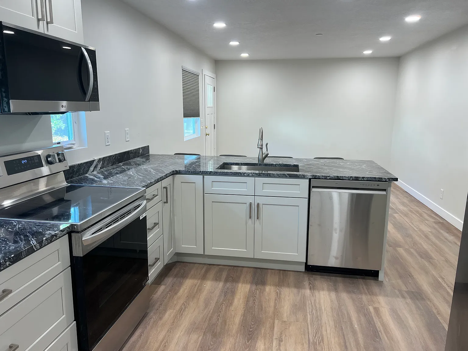 3 bed, 900 sqft, $1,950 — Photo 1