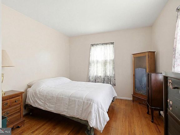 5th image of 17 Darye Ct