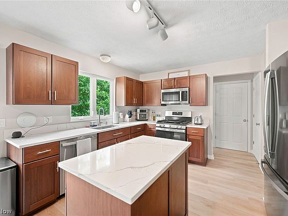 5th image of 536 Andover Cir