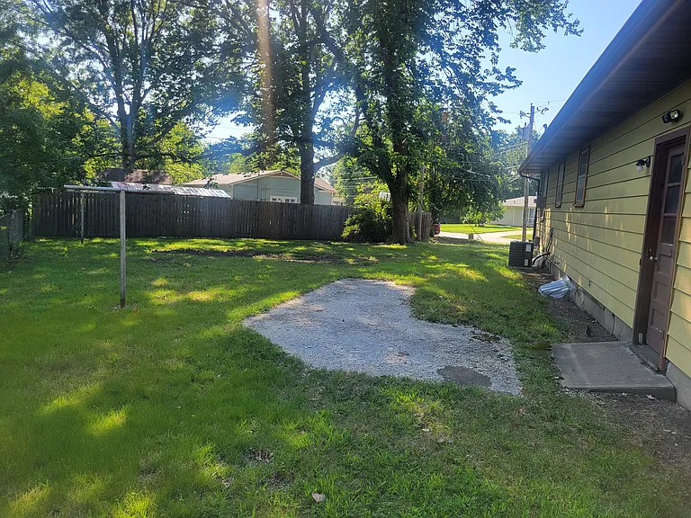 418 E Washington St — Photo 3