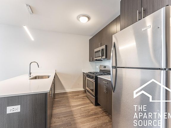 3rd image of 1325 N Wells St #703