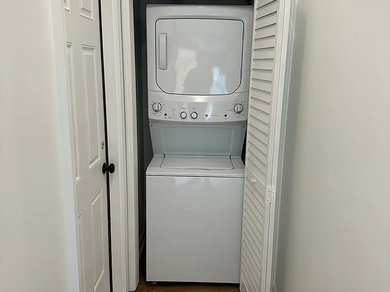 Washer/Dryer included