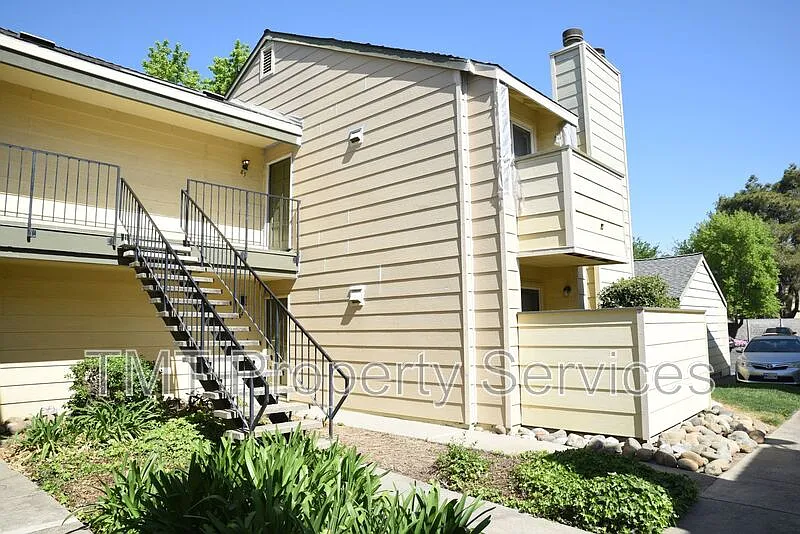 2 bed, 1.0 bath, 906 sqft, $1,600 — Photo 1