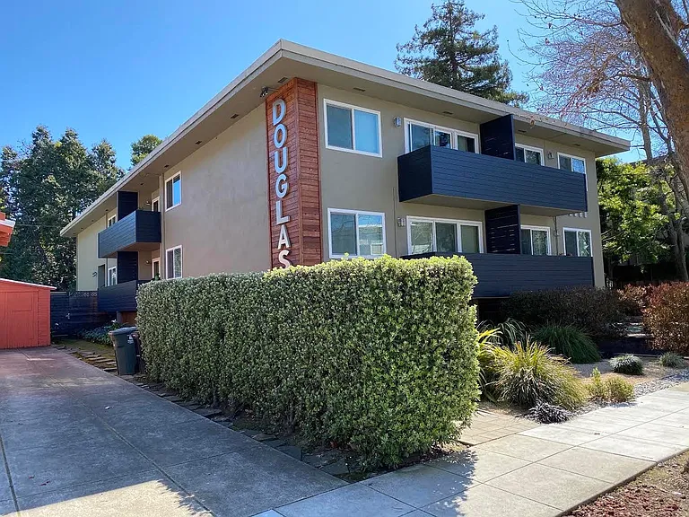 Douglas Avenue Apartments — Photo 8