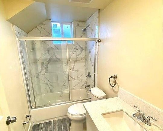 5th image of 1128 1/2 E 28th St #1128