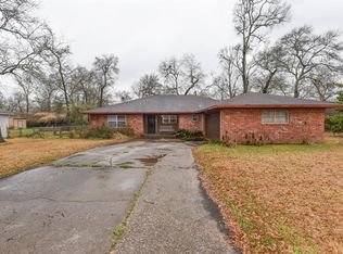 126 Red Bud Ln, Baytown, TX 77520