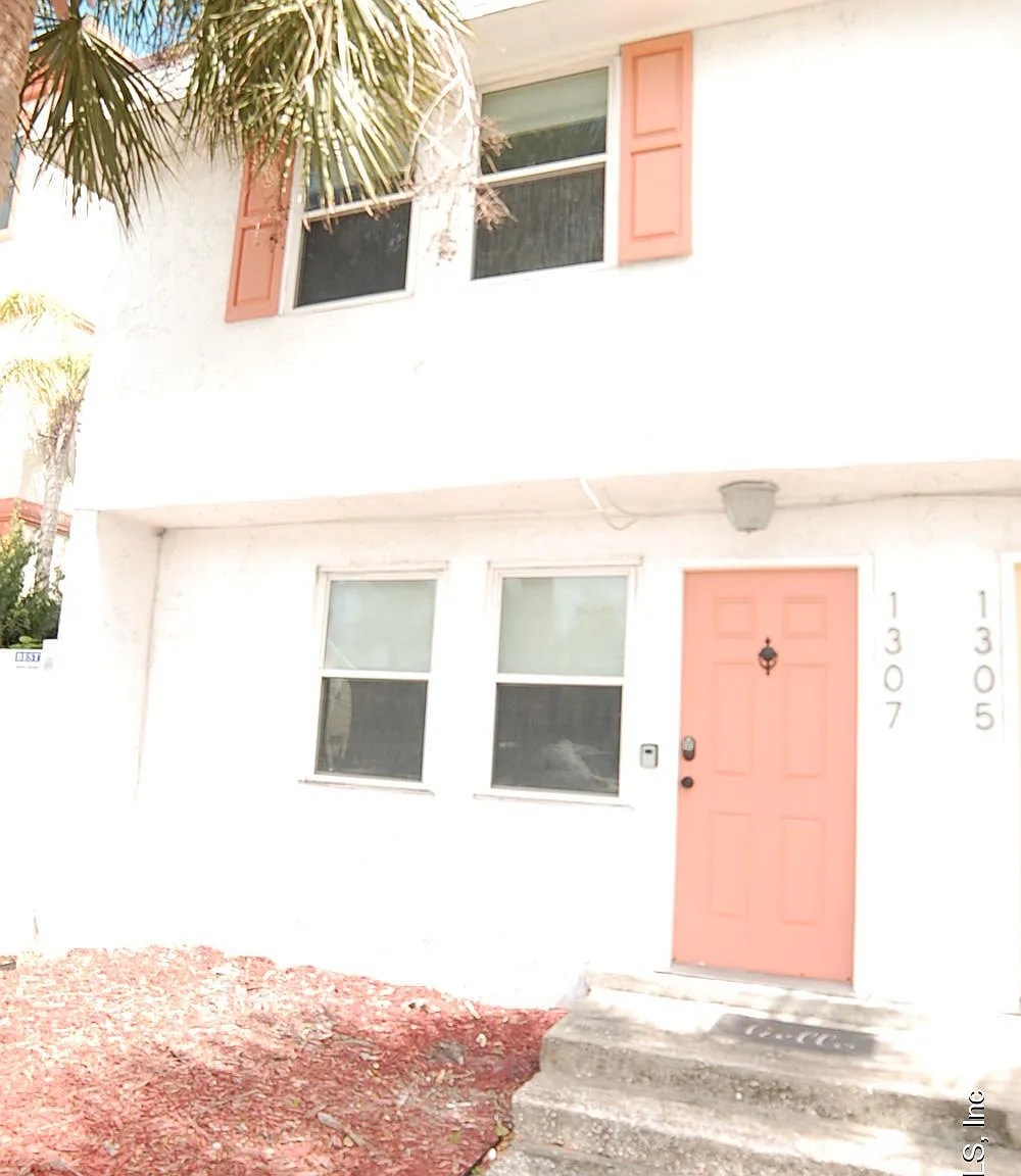 2 bed, 1.5 bath, 1010 sqft, $2,495 — Photo 2