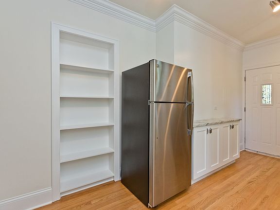 5th image of 5547 N Lakewood Ave APT 1A