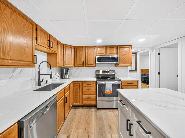 11 Shadowbrook Ln APT 22, Milford, MA 01757