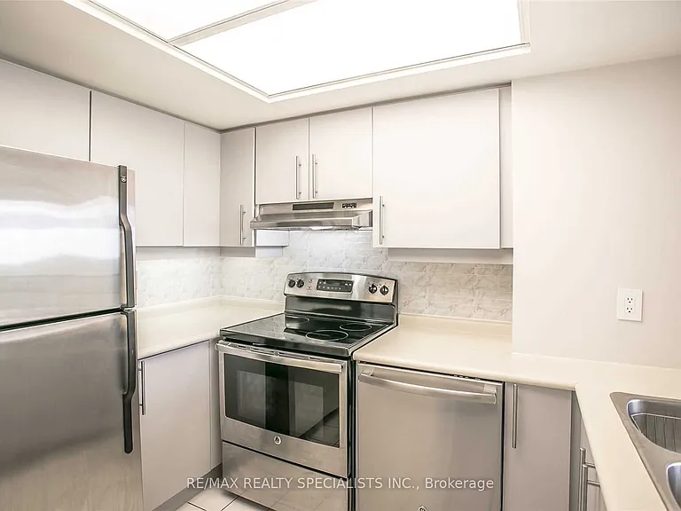 45 Kingsbridge Garden Cir #601 — Photo 9
