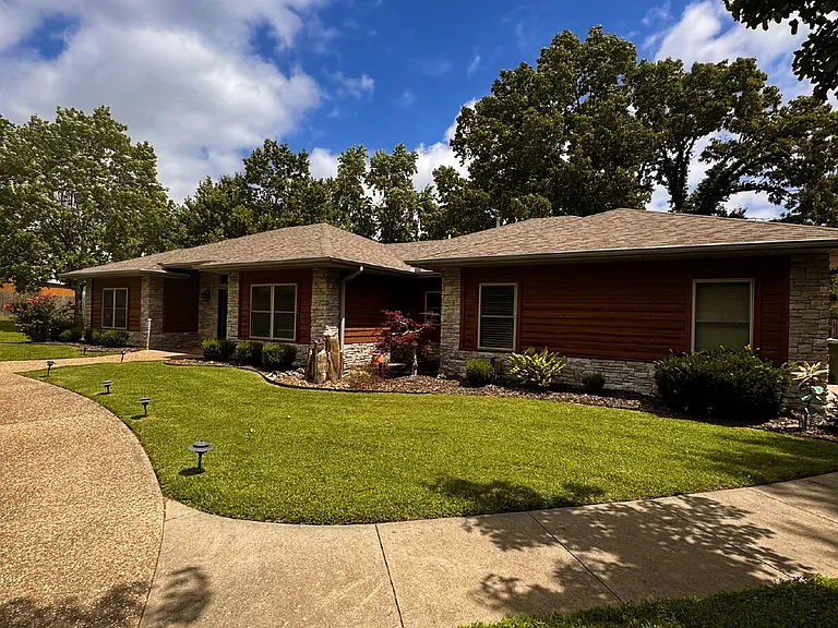 723 Lakeview Dr — Photo 3