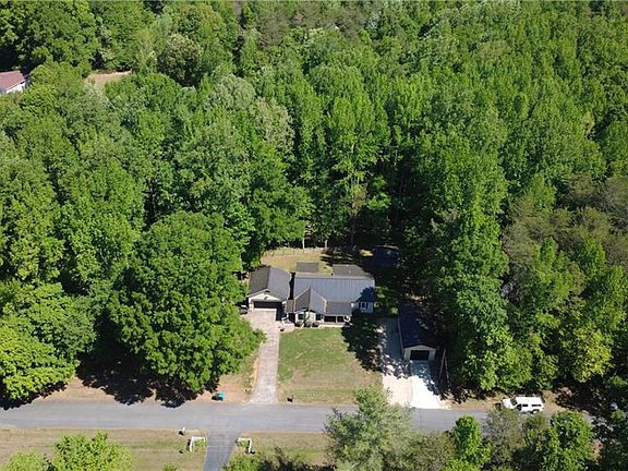 3rd image of 475 Oak Ridge Run