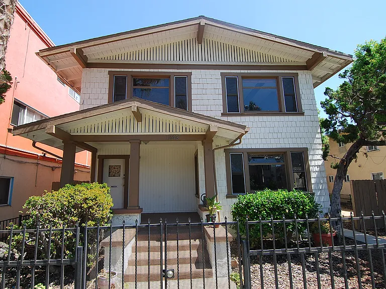 Charming 2 Bed / 2 Bath Apartment on Ocean Blvd Garage Included — Photo 17