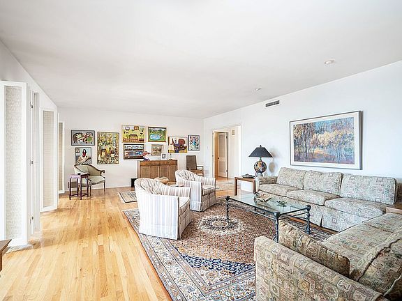 5th image of 3919 Hillcrest Dr