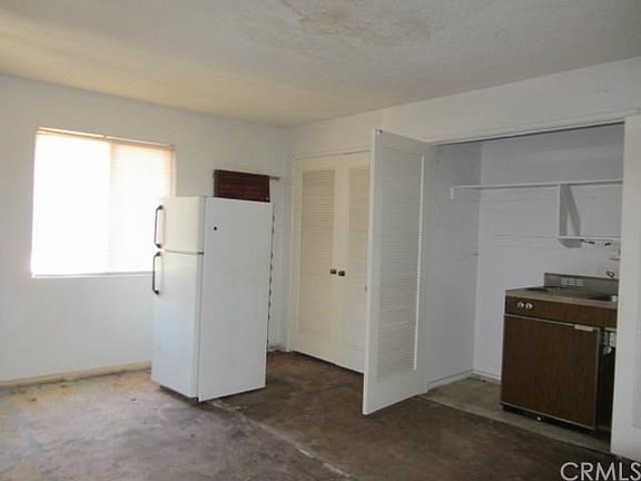 3rd image of 1749 N Garden Dr