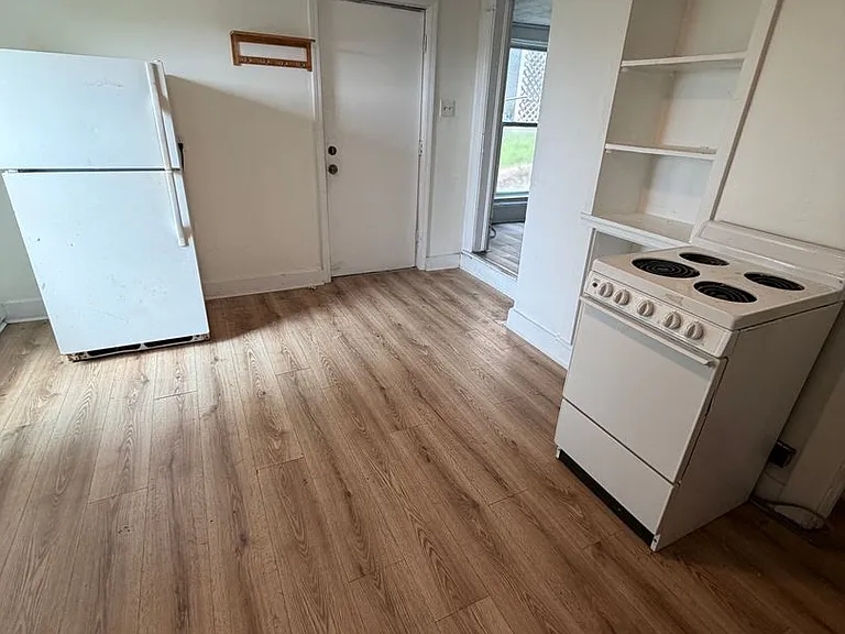261 Locust Ave — Photo 5