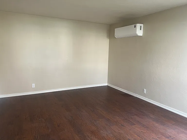 1008 Queen Anne Ave — Photo 3