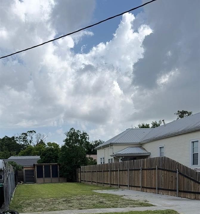 1st image of 609 Rupp St