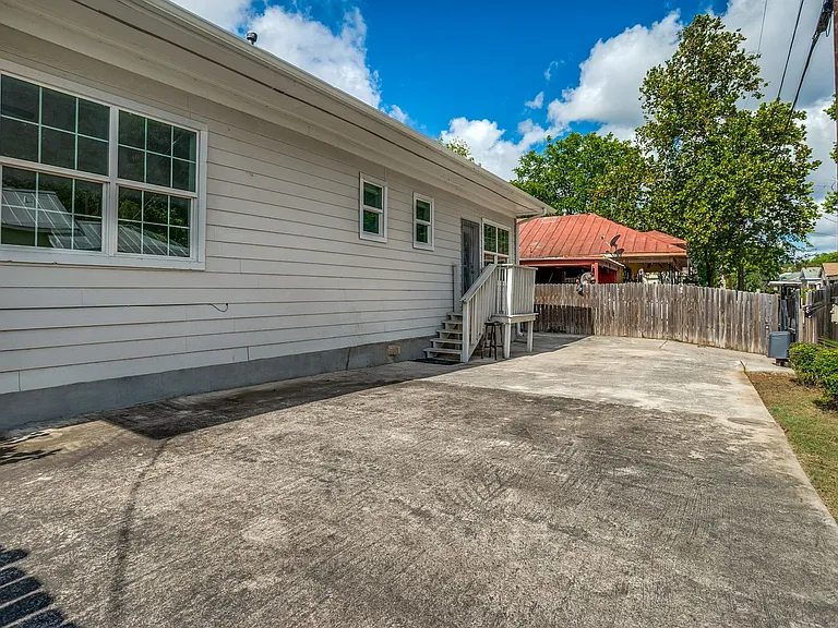 2219 N Flores St — Photo 24