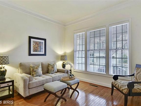 4th image of 226 Shadow Glen Ct