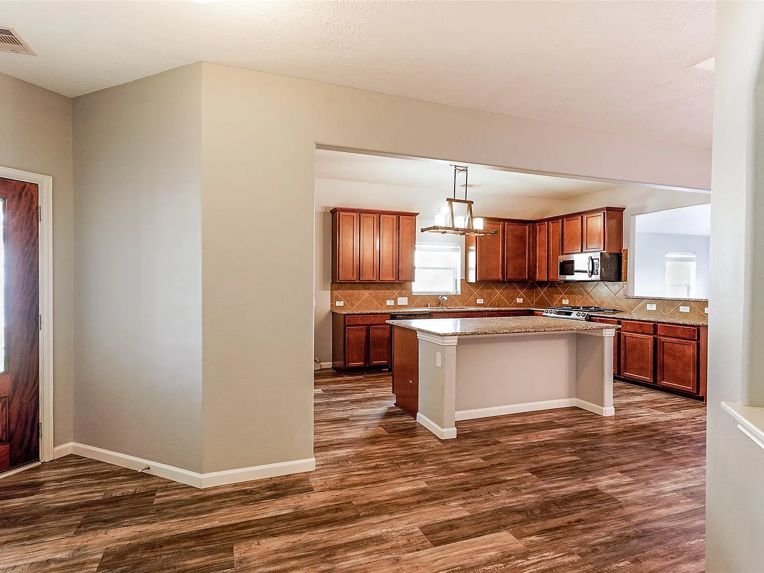 3 bed, 2.0 bath, 2018 sqft, $2,350 — Photo 4