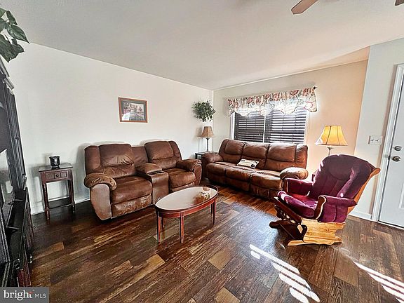 3rd image of 909 Ambler Ct