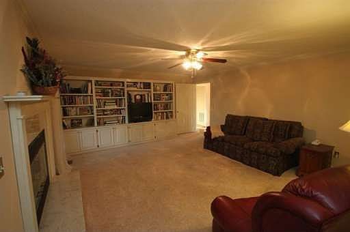 Large Family Room w/built in
