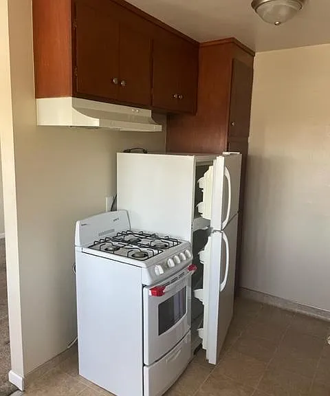 221 Pamela Ave — Photo 2
