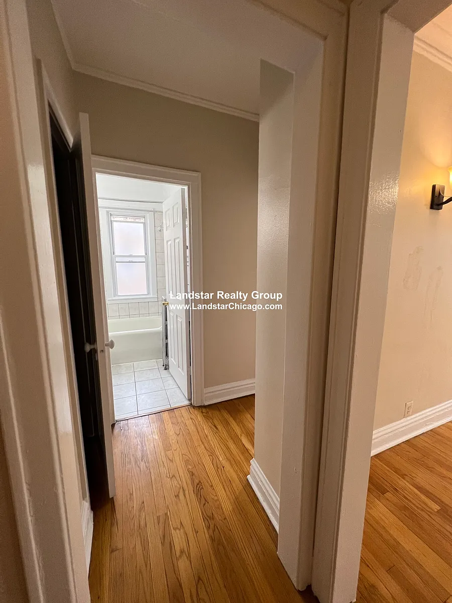 Building Photo - 4937 N Whipple St #2W