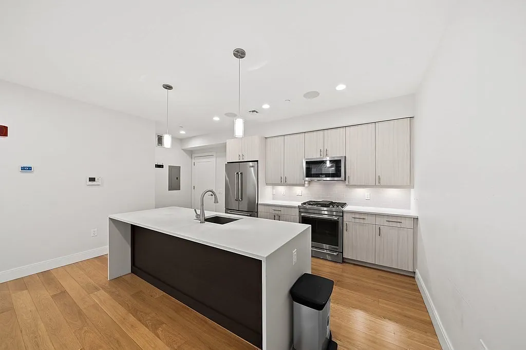 2 bed, 1180 sqft, $4,200 — Photo 3